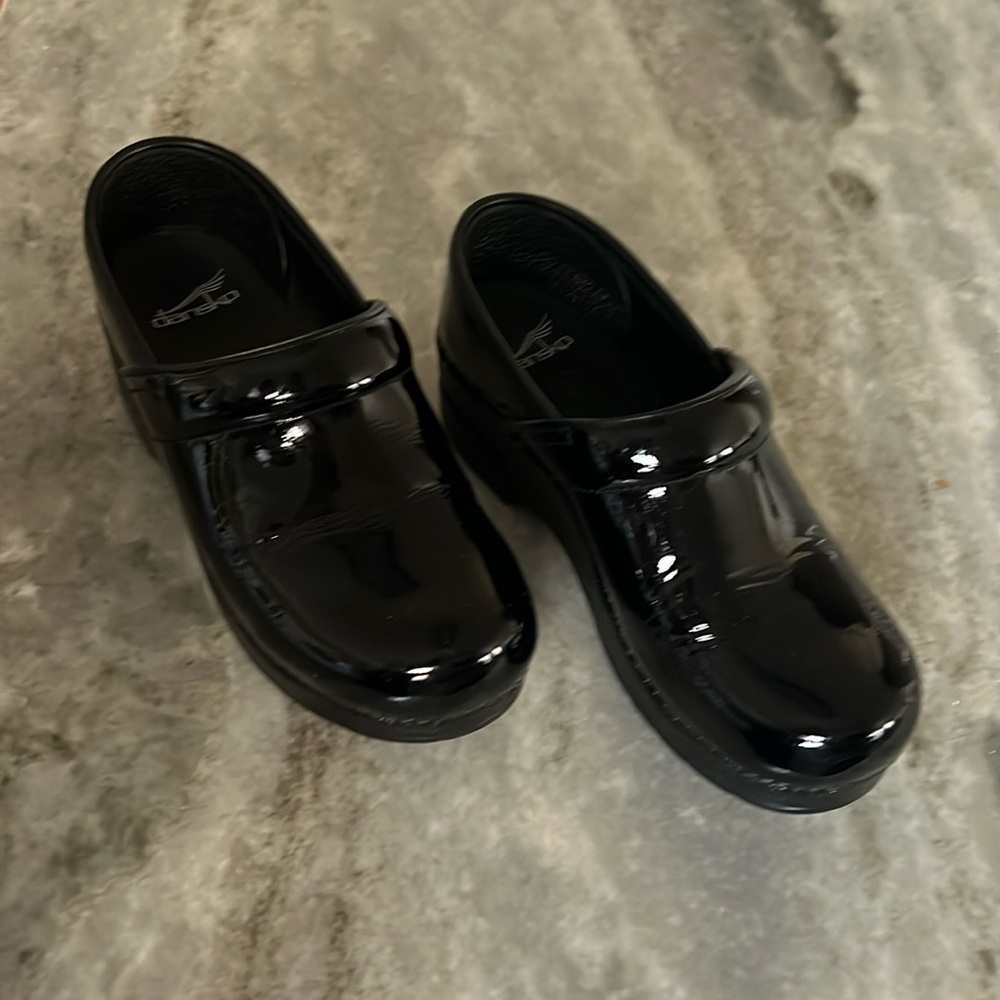 Dansko 36 Black Patent Clogs